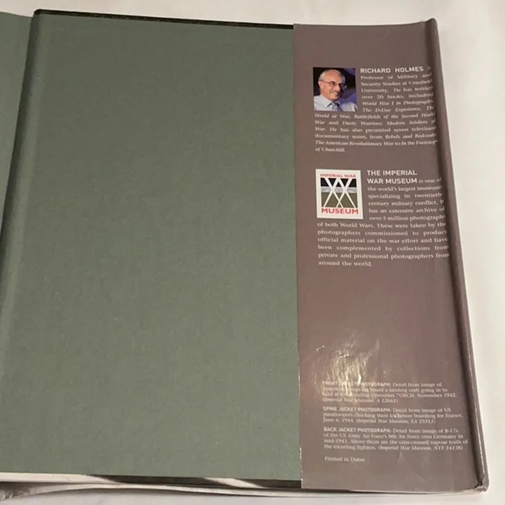 World War II in Photographs - Black Hardcover